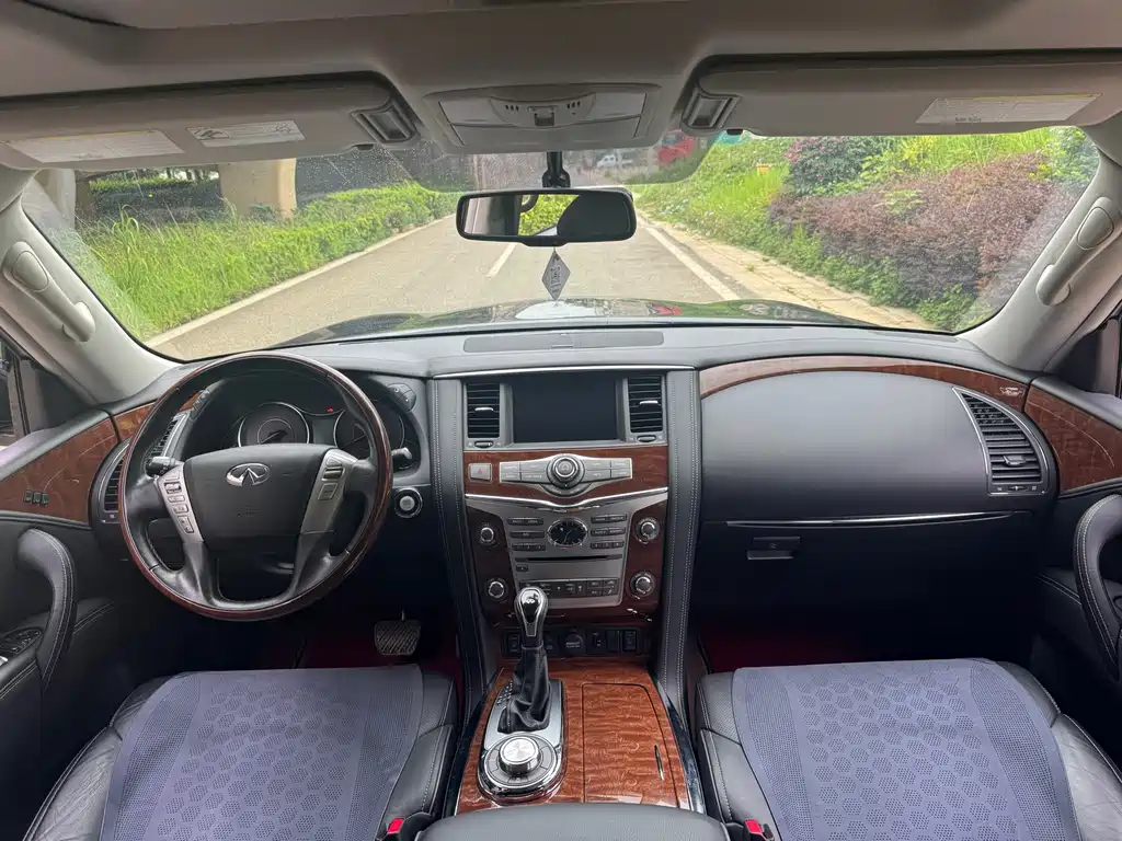 Infiniti QX80 5.6 L 4 WD
