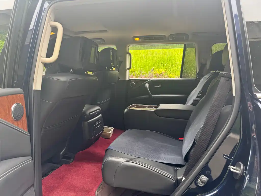 Infiniti QX80 5.6 L 4 WD