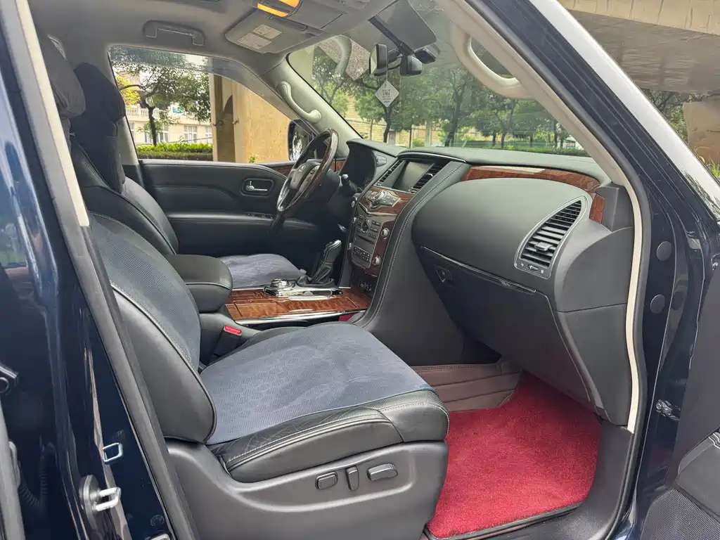 Infiniti QX80 5.6 L 4 WD
