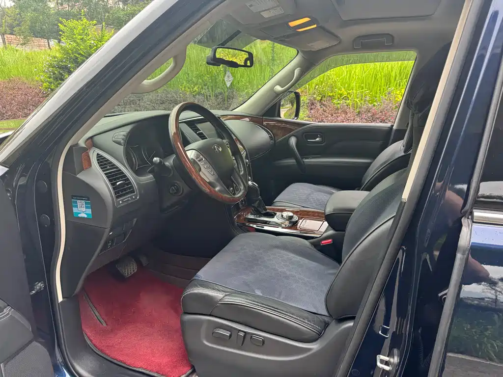 Infiniti QX80 5.6 L 4 WD