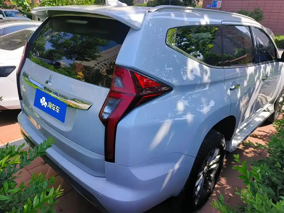 Pajero Sport (Import) 帕杰罗·劲畅进口 2020款 3.0 L 豪华版