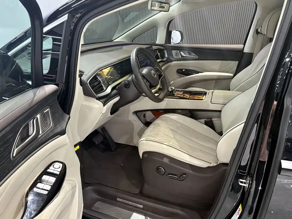 Denza D9 DM-i 980 4 WD Flagship