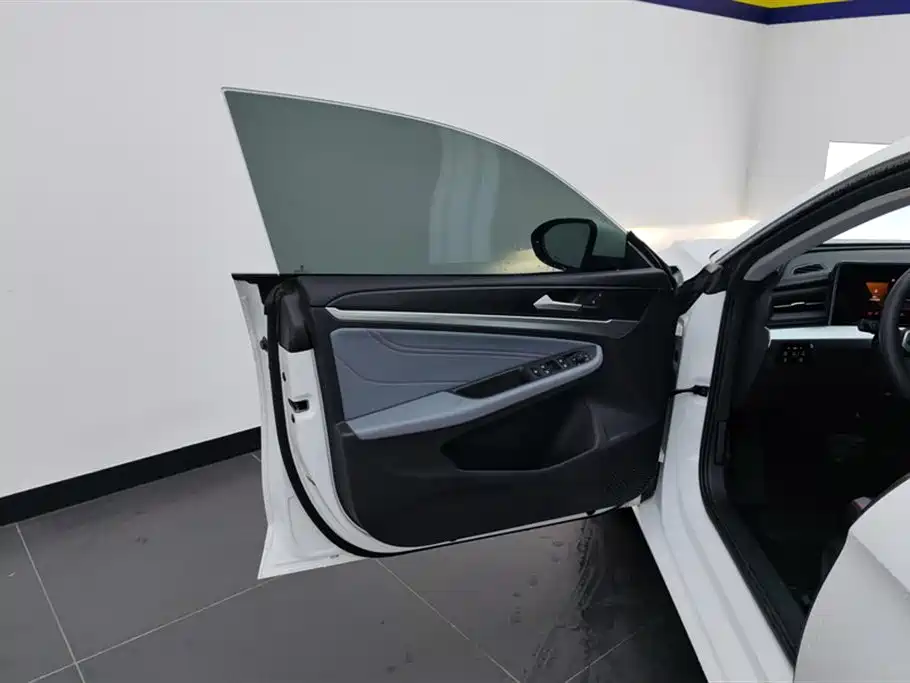 Lamando Lamando L 280 TSI DSG Dazzle Hot