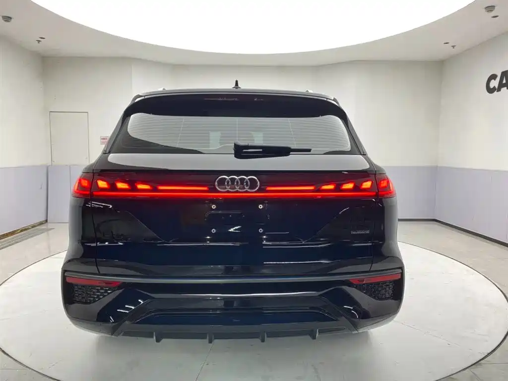 Audi Q6 奥迪Q6 2024款 45 TFSI quattro 齐云型 飞骑套装 7座
