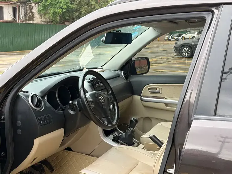 Suzuki Grand Vitara 超级维特拉 2012款 2.4 L MT豪华导航5门版
