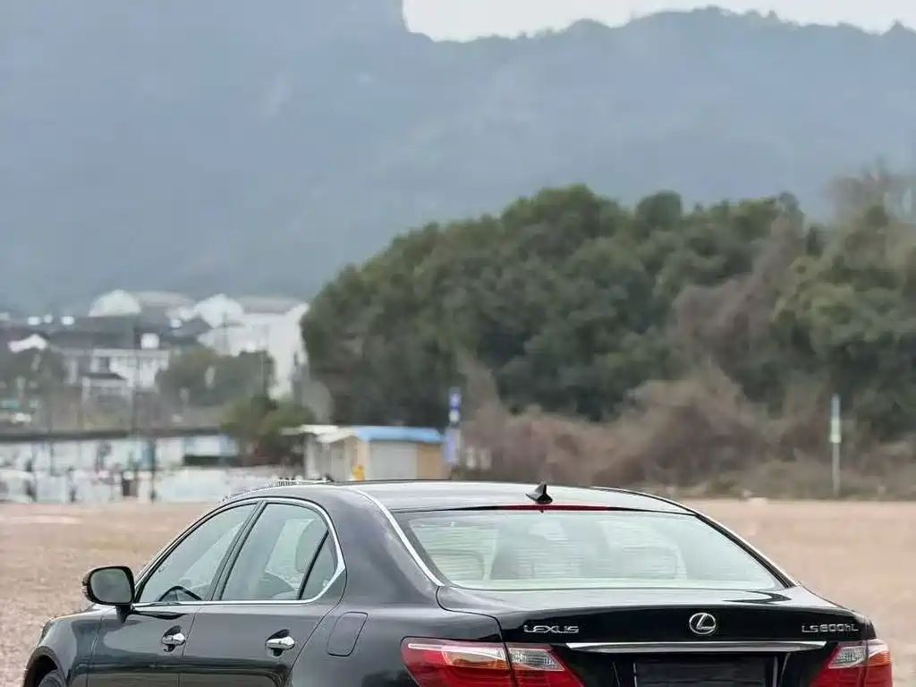 Lexus LS 600 hL Distinguished