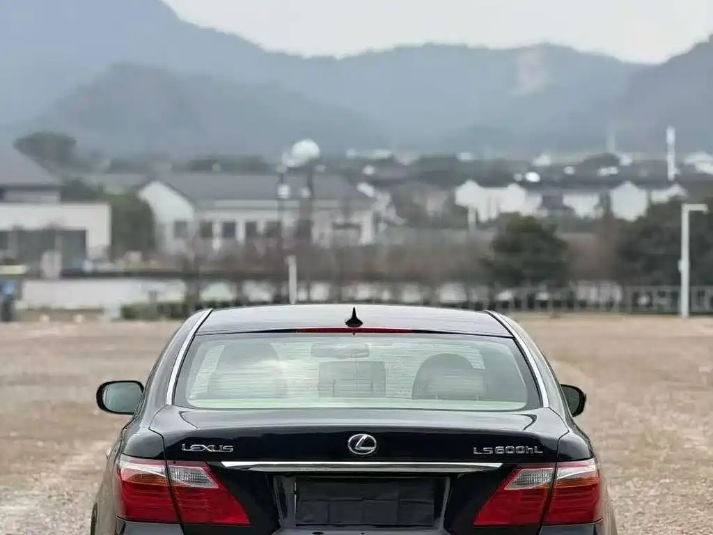 Lexus LS 600 hL Distinguished