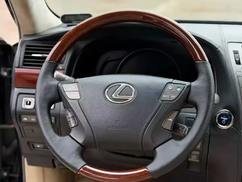 Lexus LS 600 hL Distinguished