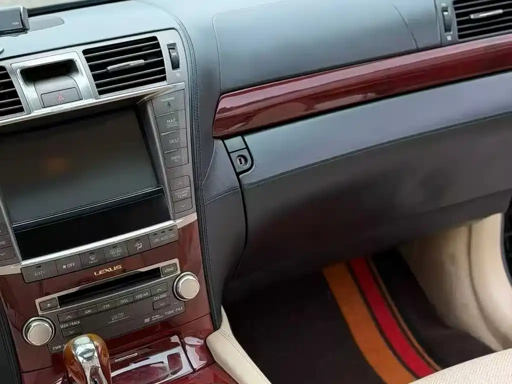Lexus LS 600 hL Distinguished