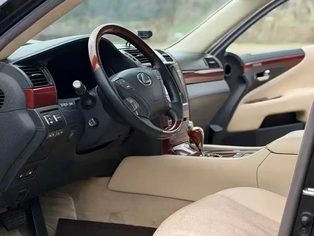 Lexus LS 600 hL Distinguished