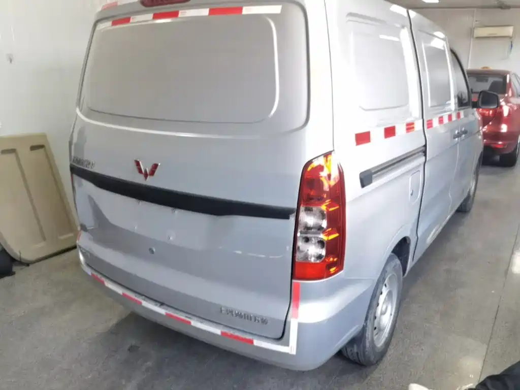 Wuling Hongguang V 五菱宏光V 2022款 1.5 L劲取版封窗车液压助力LAR