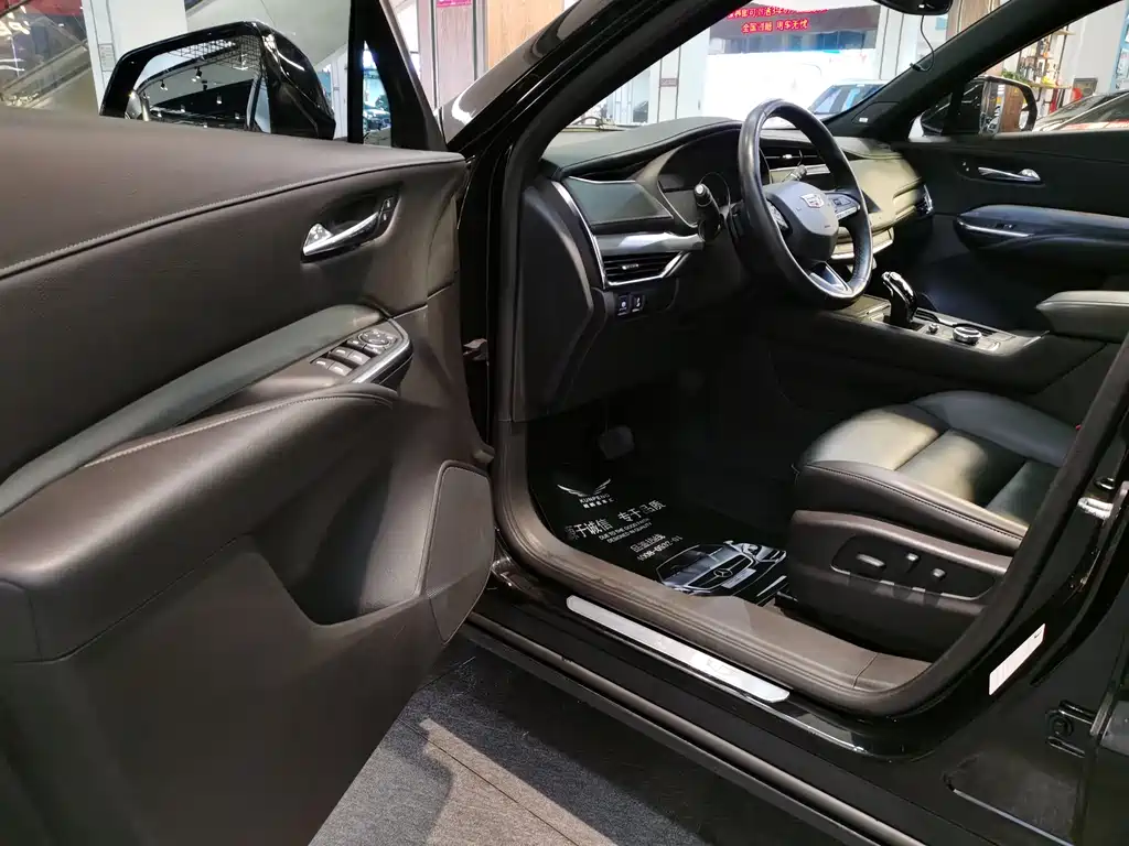 Cadillac XT4 28 T 2 WD Leading