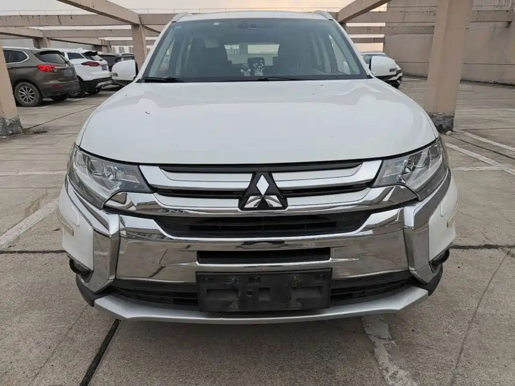 Outlander 2.4 L 4 WD Luxury 7-seat