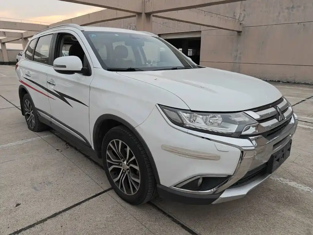 Outlander 2.4 L 4 WD Luxury 7-seat