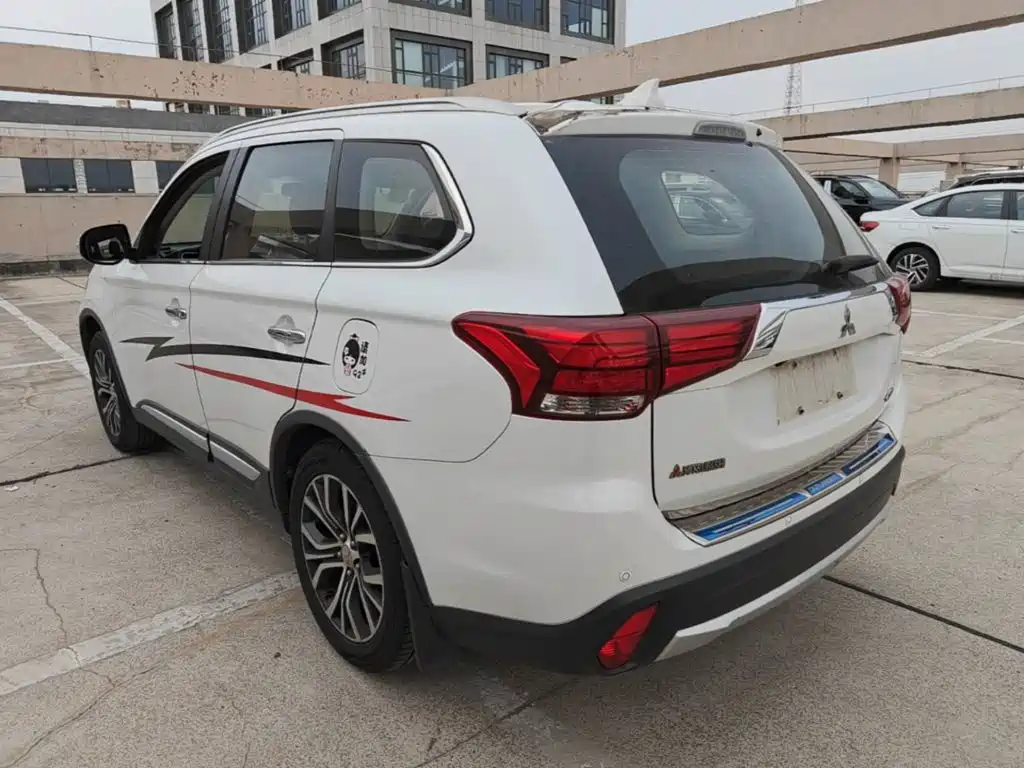 Outlander 2.4 L 4 WD Luxury 7-seat