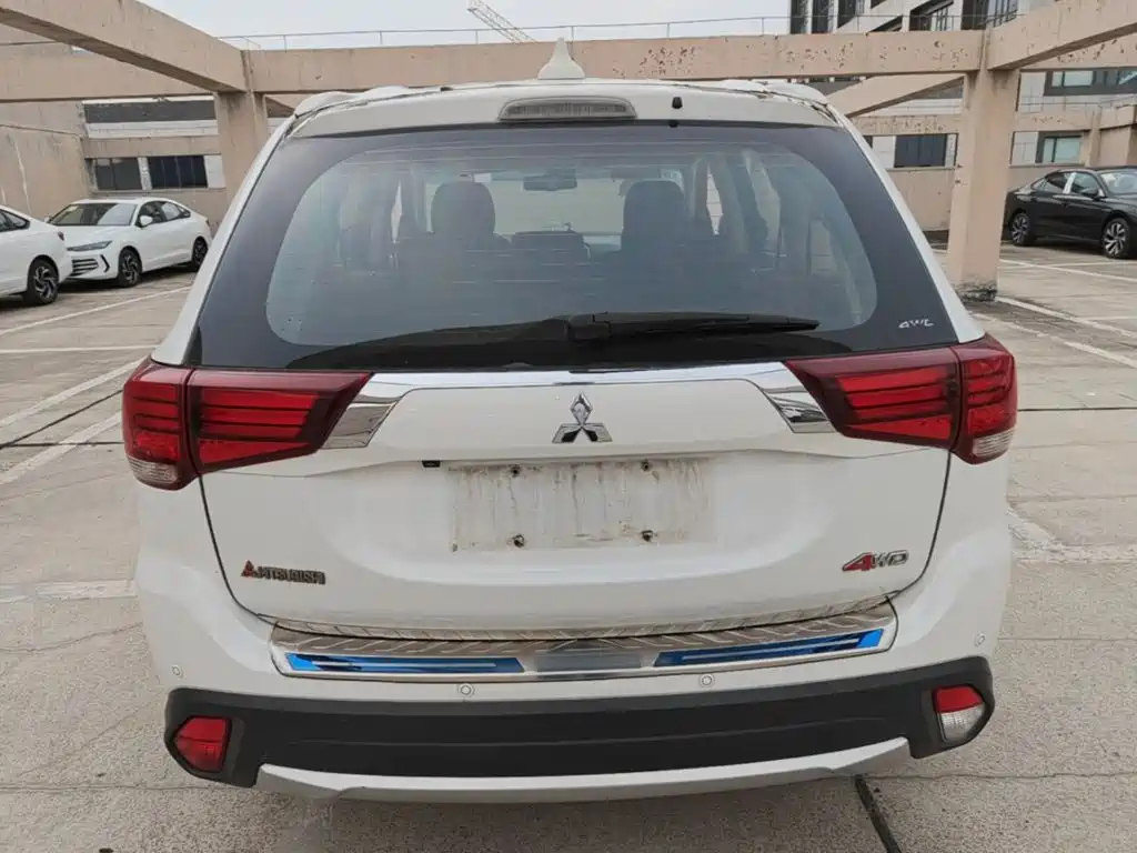 Outlander 2.4 L 4 WD Luxury 7-seat
