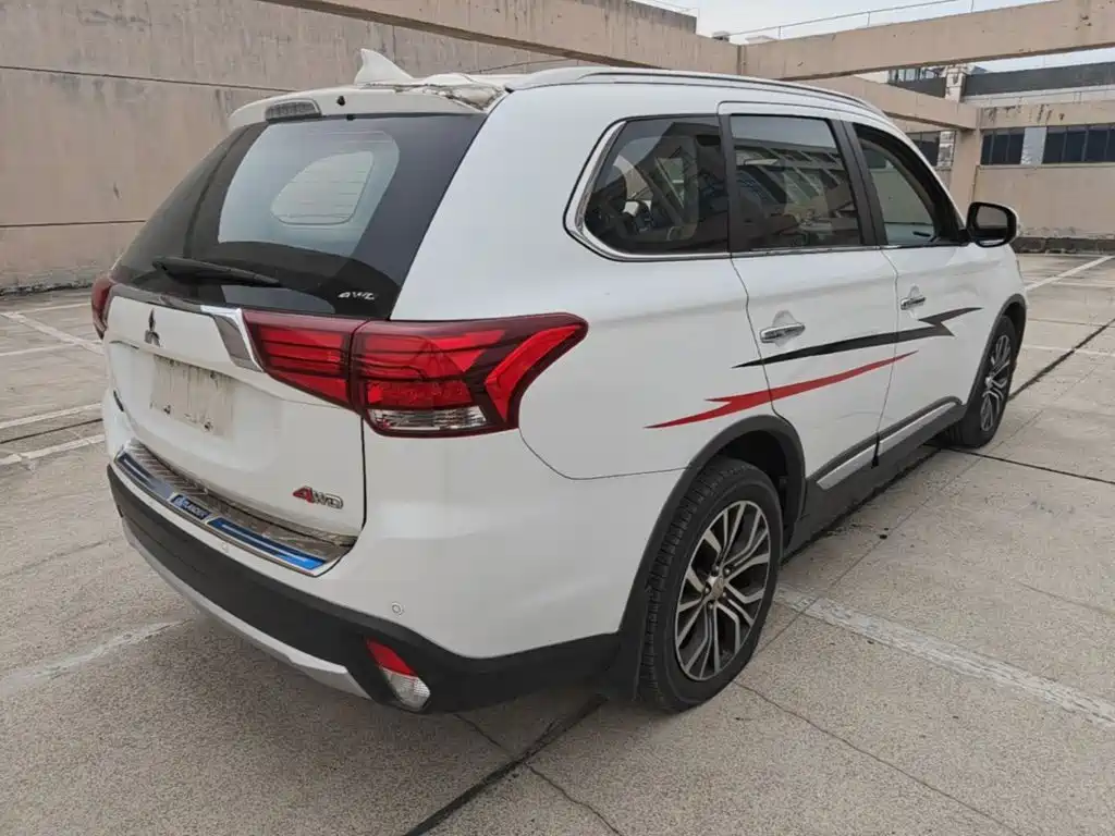 Outlander 2.4 L 4 WD Luxury 7-seat