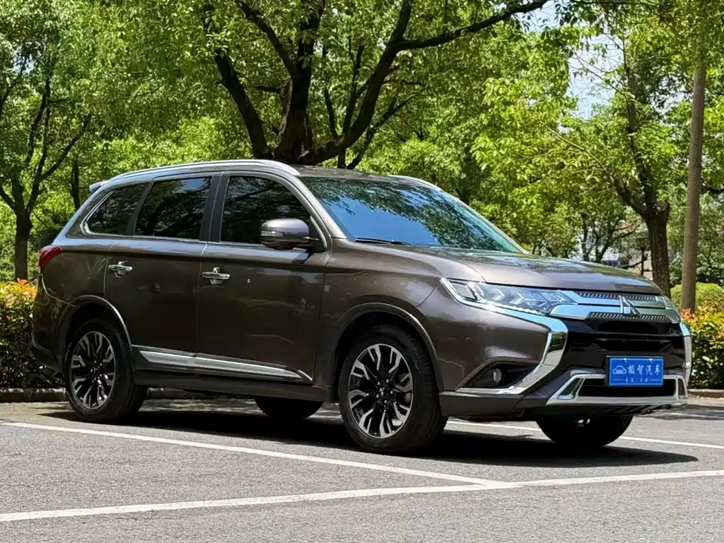 Outlander 2.4 L 4 WD Enjoyment 7-seat CN-VI