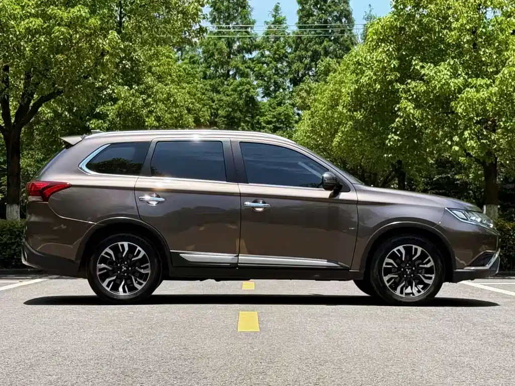 Outlander 2.4 L 4 WD Enjoyment 7-seat CN-VI
