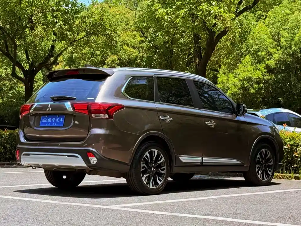 Outlander 2.4 L 4 WD Enjoyment 7-seat CN-VI