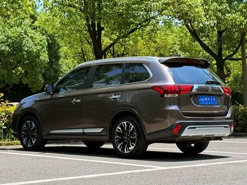 Outlander 2.4 L 4 WD Enjoyment 7-seat CN-VI