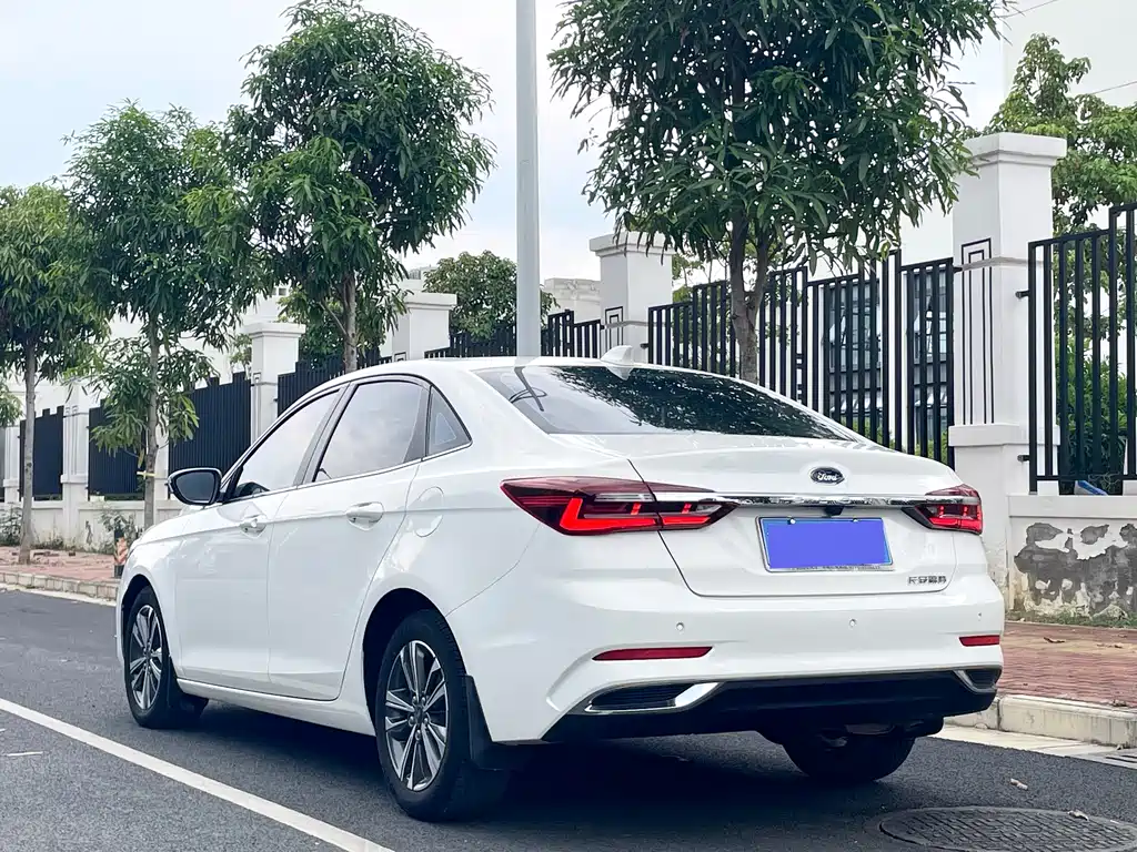 Escort 1.5 L Auto Diamond