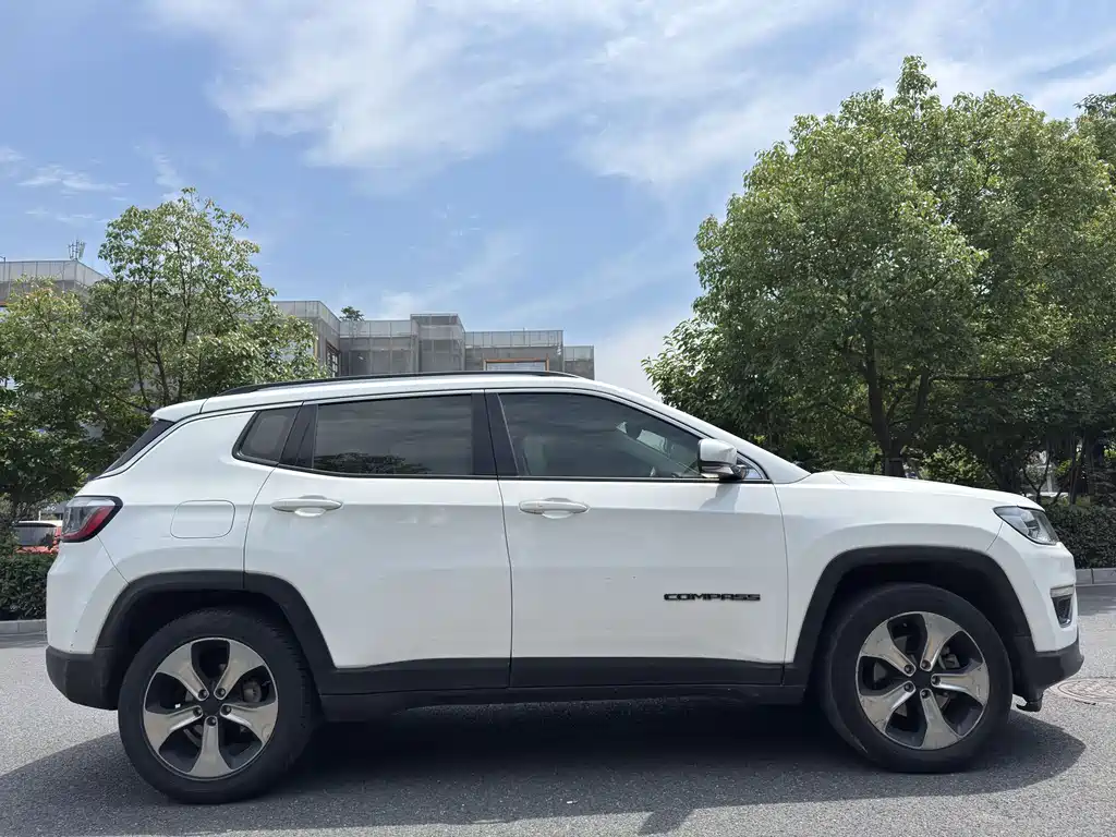 Compass 200 T Auto Premium Enjoyment
