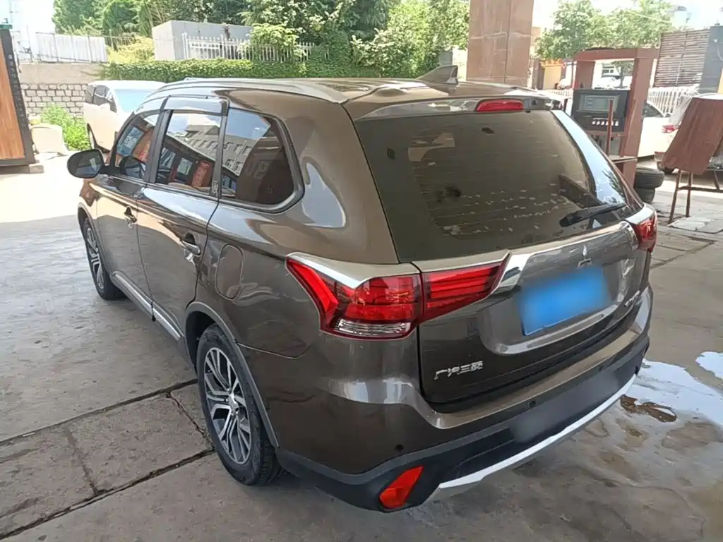 Outlander 2.0 L 2 WD Glory 5-seat