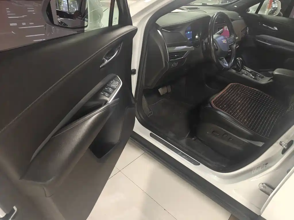 Cadillac XT4 28 T 2 WD Leading