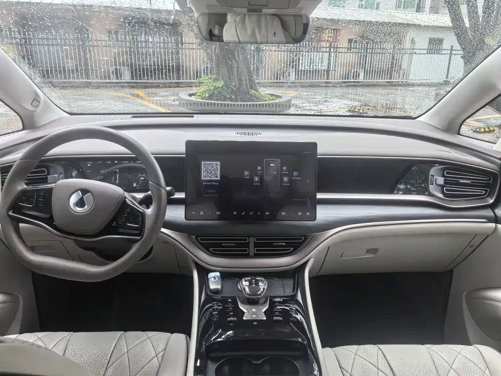 Denza D9 DM-i 970 4 WD Flagship