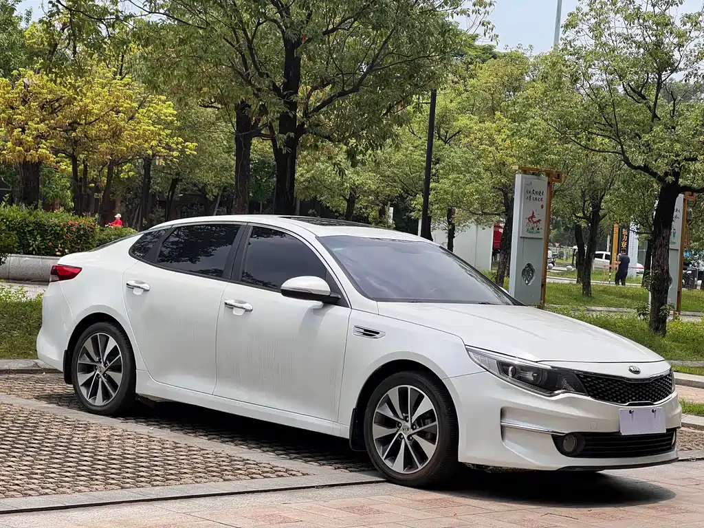 Kia K5 2.0 L Auto LUX
