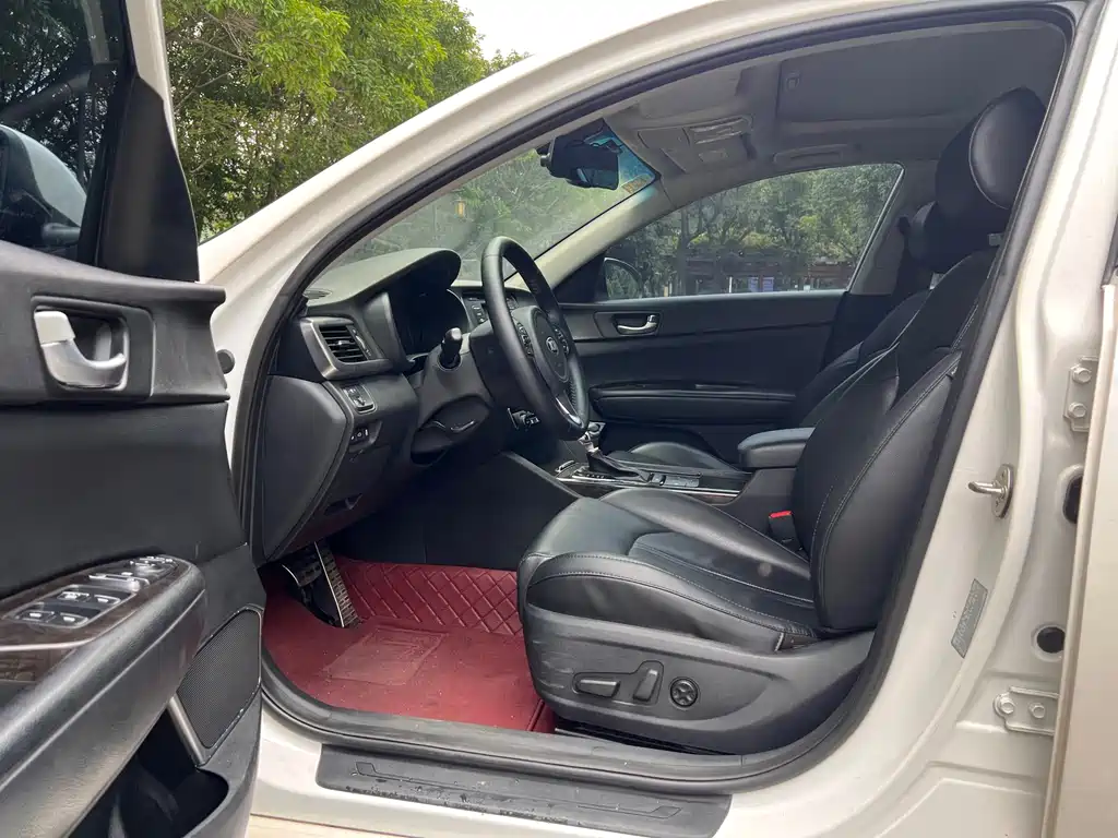 Kia K5 2.0 L Auto LUX
