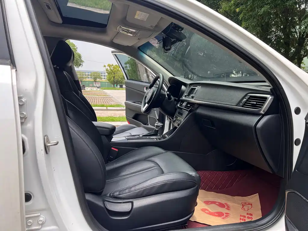 Kia K5 2.0 L Auto LUX