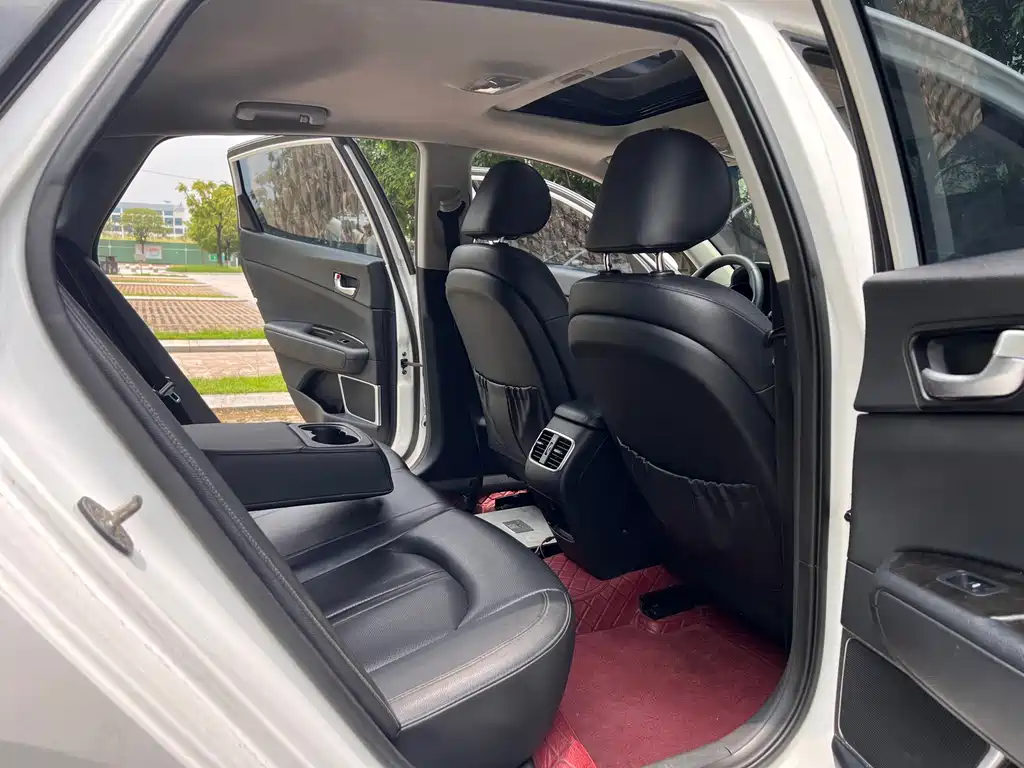 Kia K5 2.0 L Auto LUX