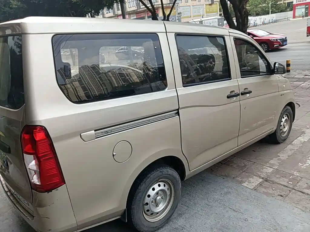 Wuling Rongguang V 五菱荣光V 2018款 1.5 L实用型