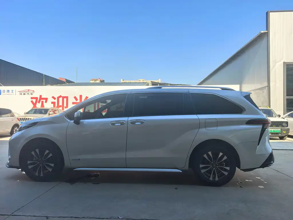 Granvia 2.5 L Hybrid Luxury