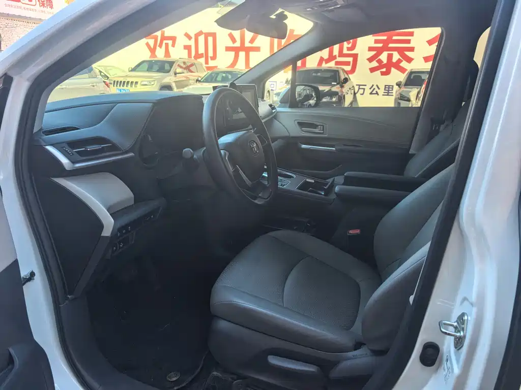 Granvia 2.5 L Hybrid Luxury