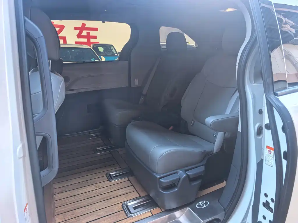 Granvia 2.5 L Hybrid Luxury