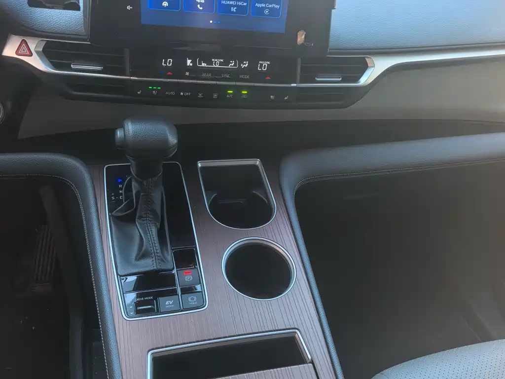 Granvia 2.5 L Hybrid Luxury