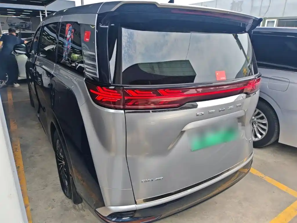 Denza D9 DM-i 970 4 WD Honored