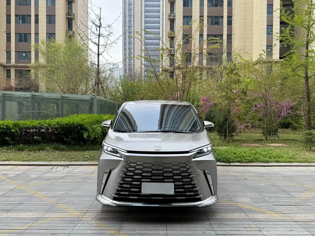 Lexus LM 500 h 6-seat Supreme