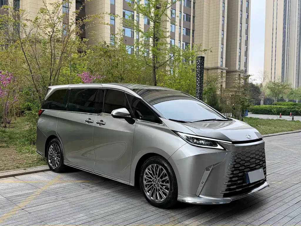 Lexus LM 500 h 6-seat Supreme