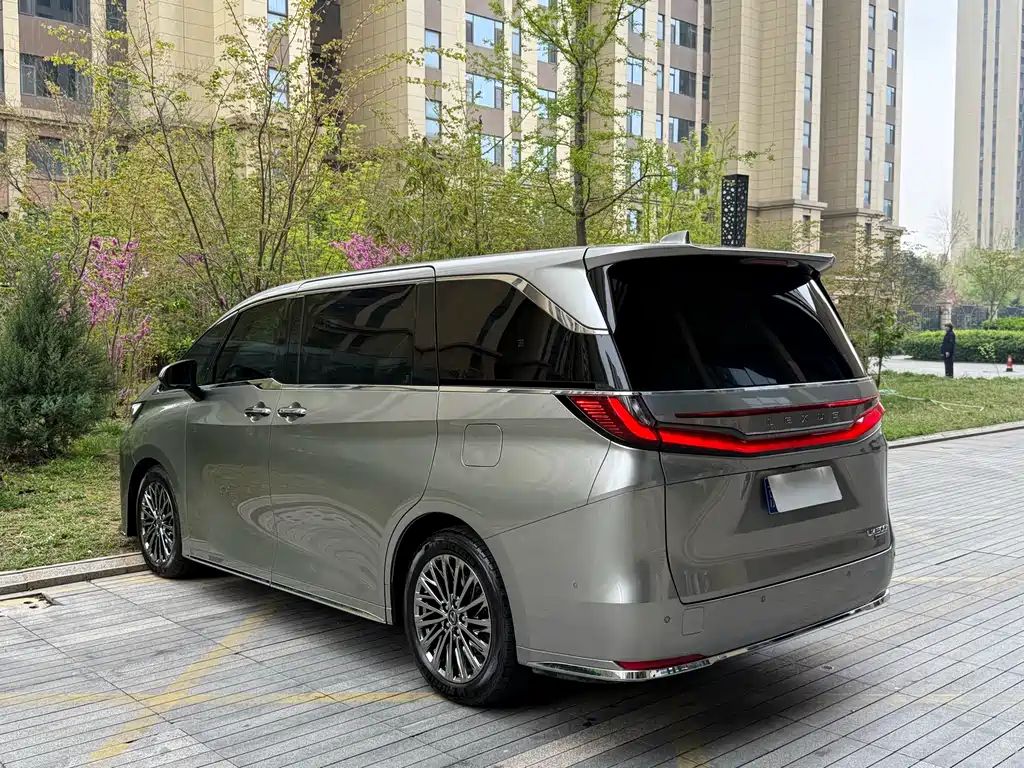 Lexus LM 500 h 6-seat Supreme