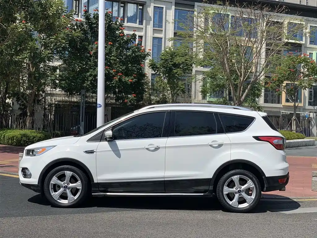 Kuga EcoBoost 180 2 WD Platinum Wing