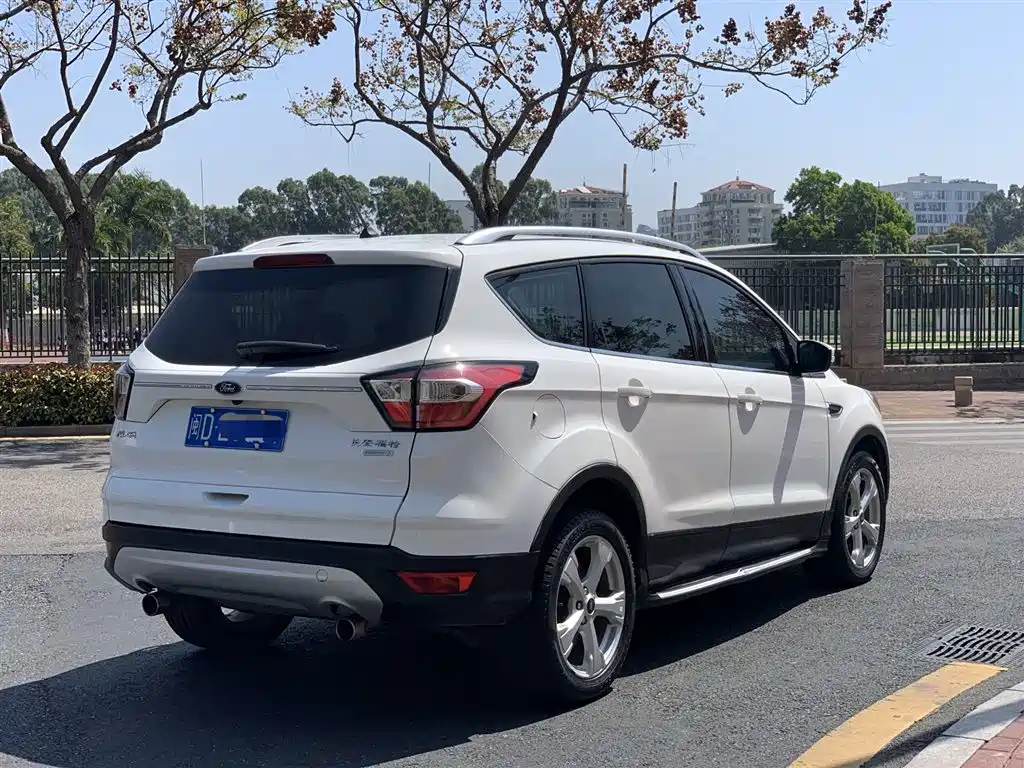 Kuga EcoBoost 180 2 WD Platinum Wing