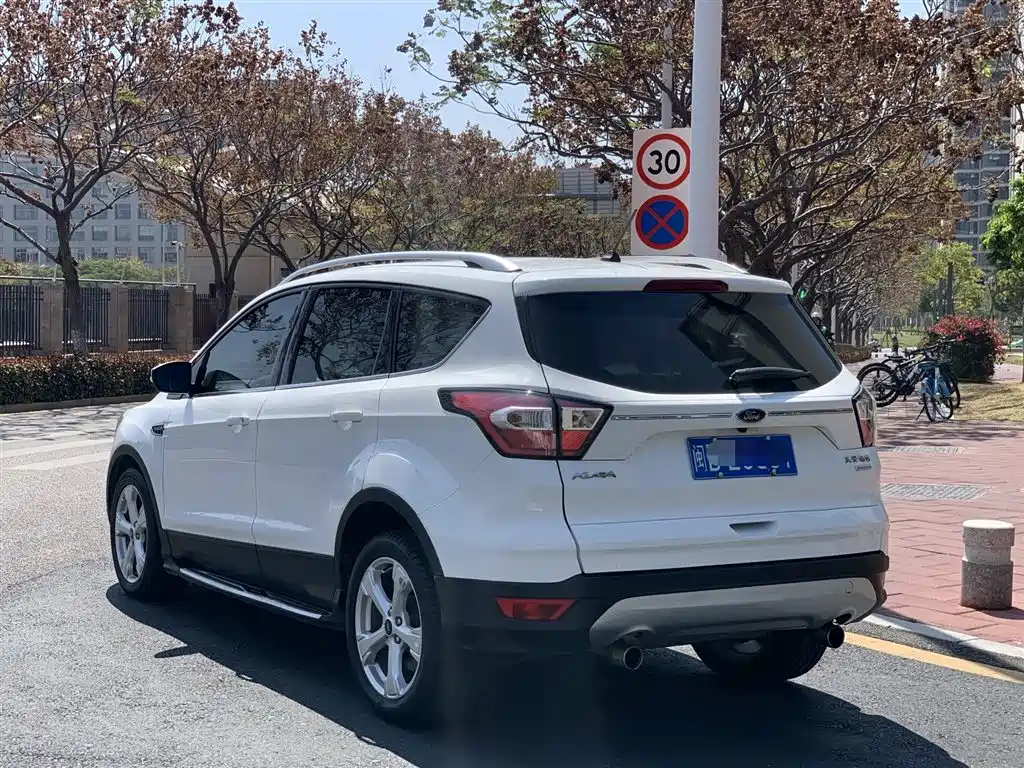 Kuga EcoBoost 180 2 WD Platinum Wing