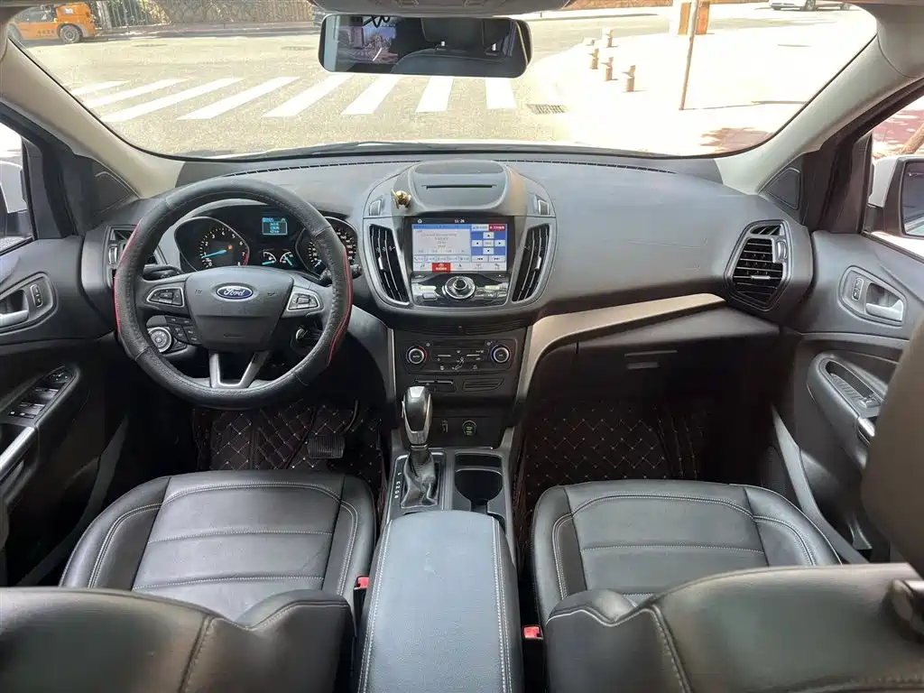 Kuga EcoBoost 180 2 WD Platinum Wing