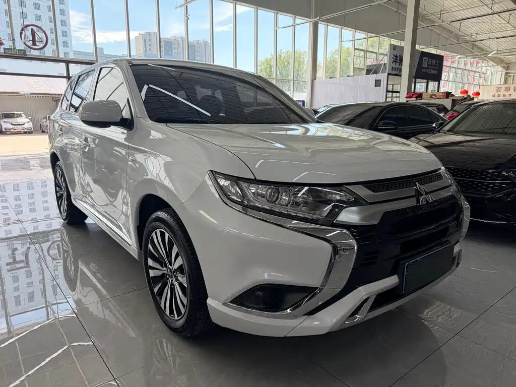 Outlander 2.0 L 2 WD Smooth Travel 5-seat
