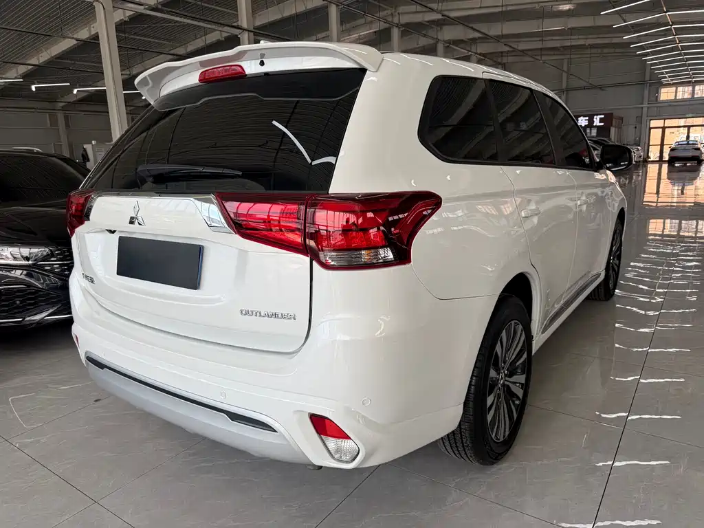 Outlander 2.0 L 2 WD Smooth Travel 5-seat