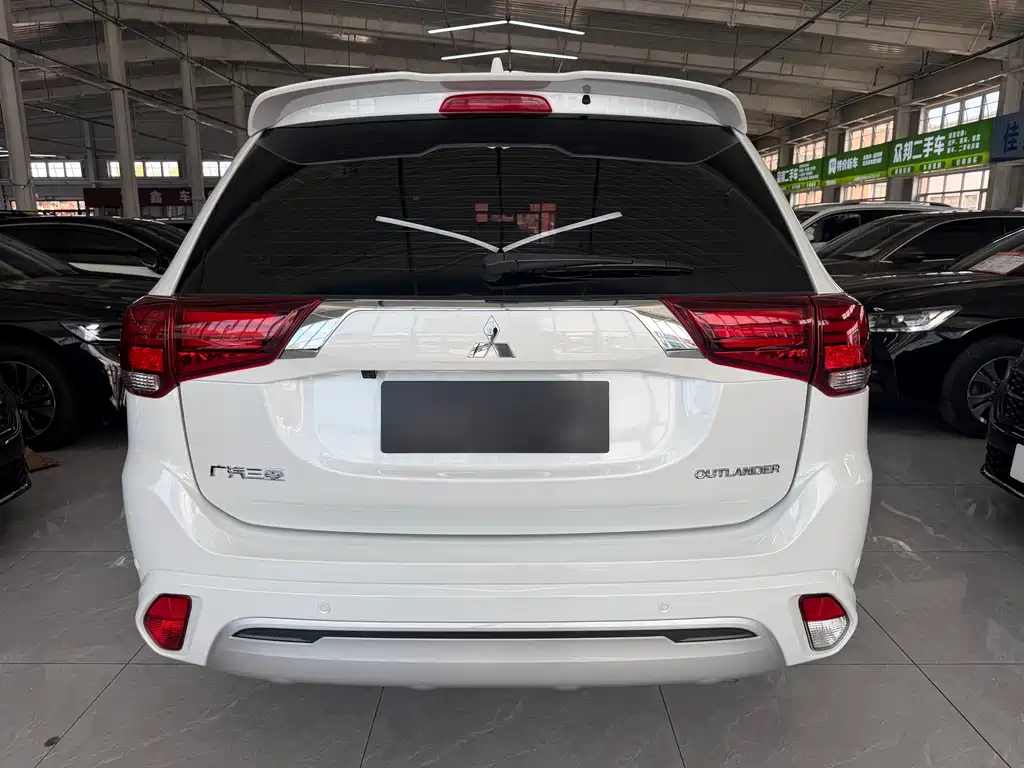 Outlander 2.0 L 2 WD Smooth Travel 5-seat